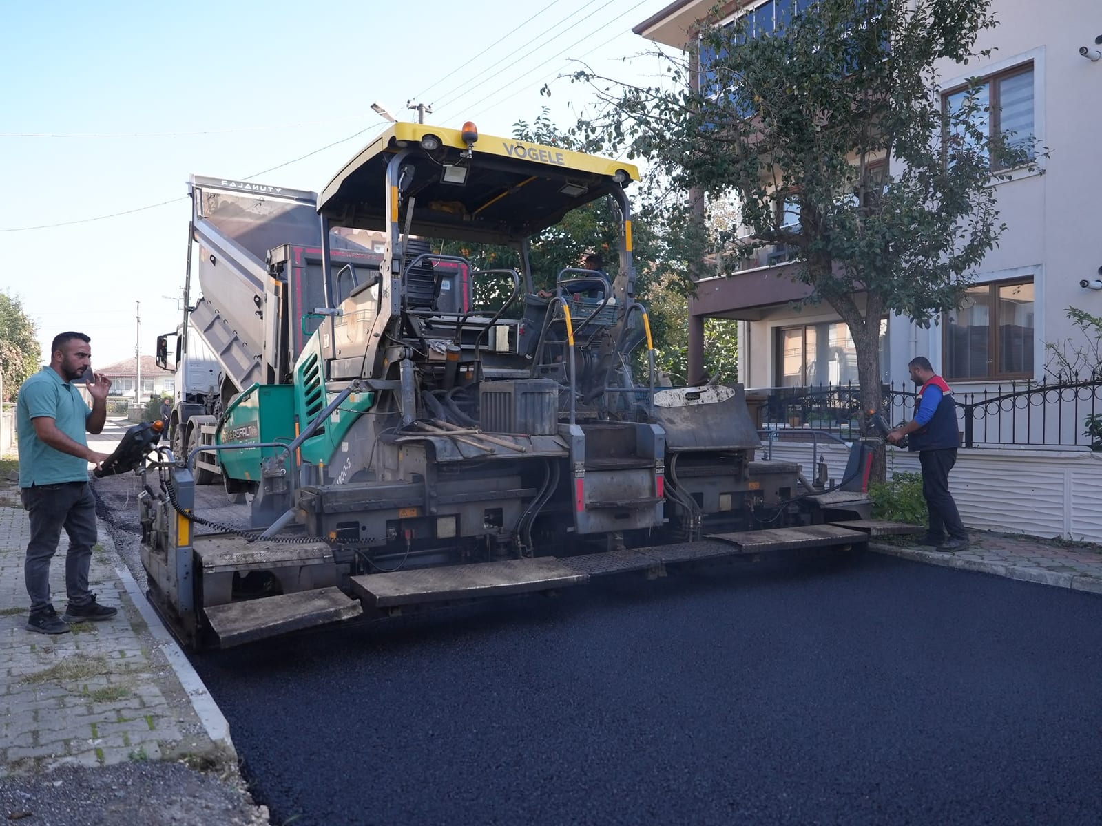 Düzce'de Üç Mahallede Asfalt Serimi Yağmur Sonrası Yeniden Başladı