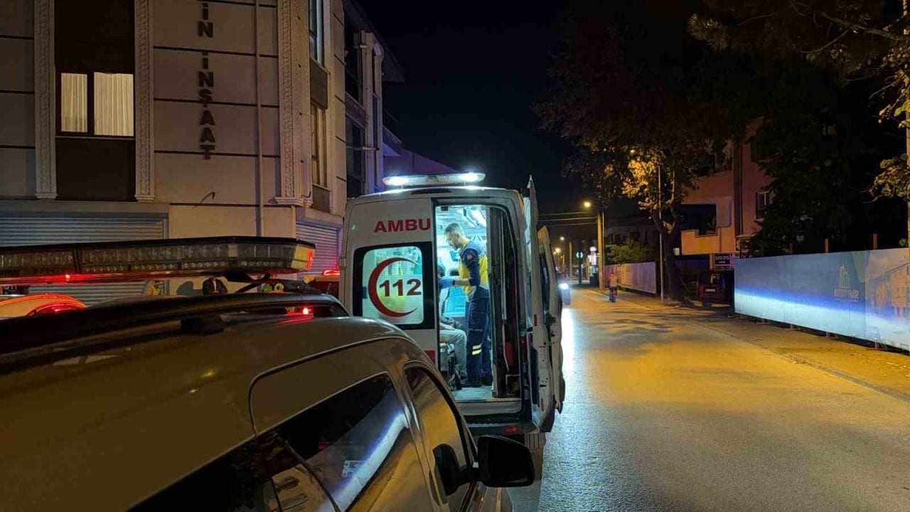 Aydınpınar Caddesi'nde Kaldırıma Çarpan Motosiklet Devrildi: 2 Yaralı
