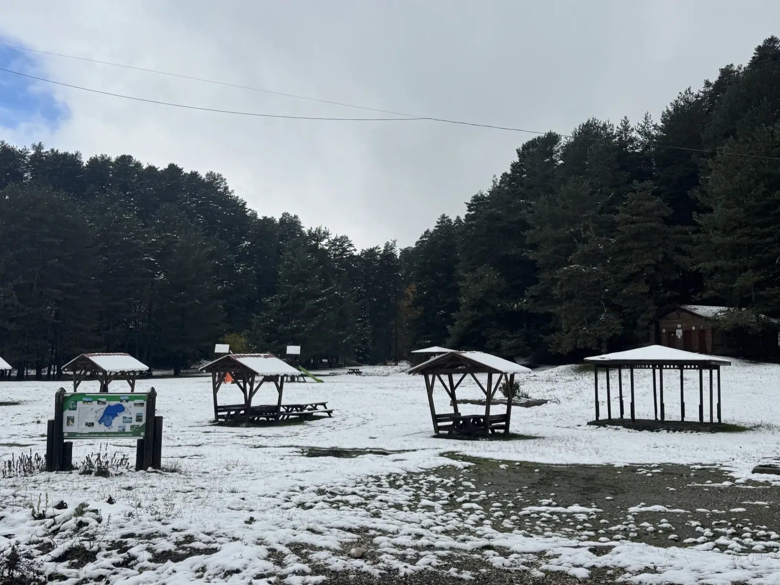 Abant Gölü Milli Parkı'nda Sağanak Geceden Kara Döndü