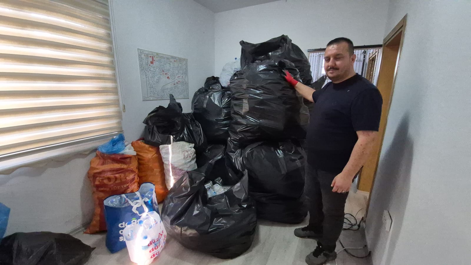 Kiremitocağı'nda Geri Dönüşüm Terminali Arızası: Şişeler Muhtarlıkta Bekliyor