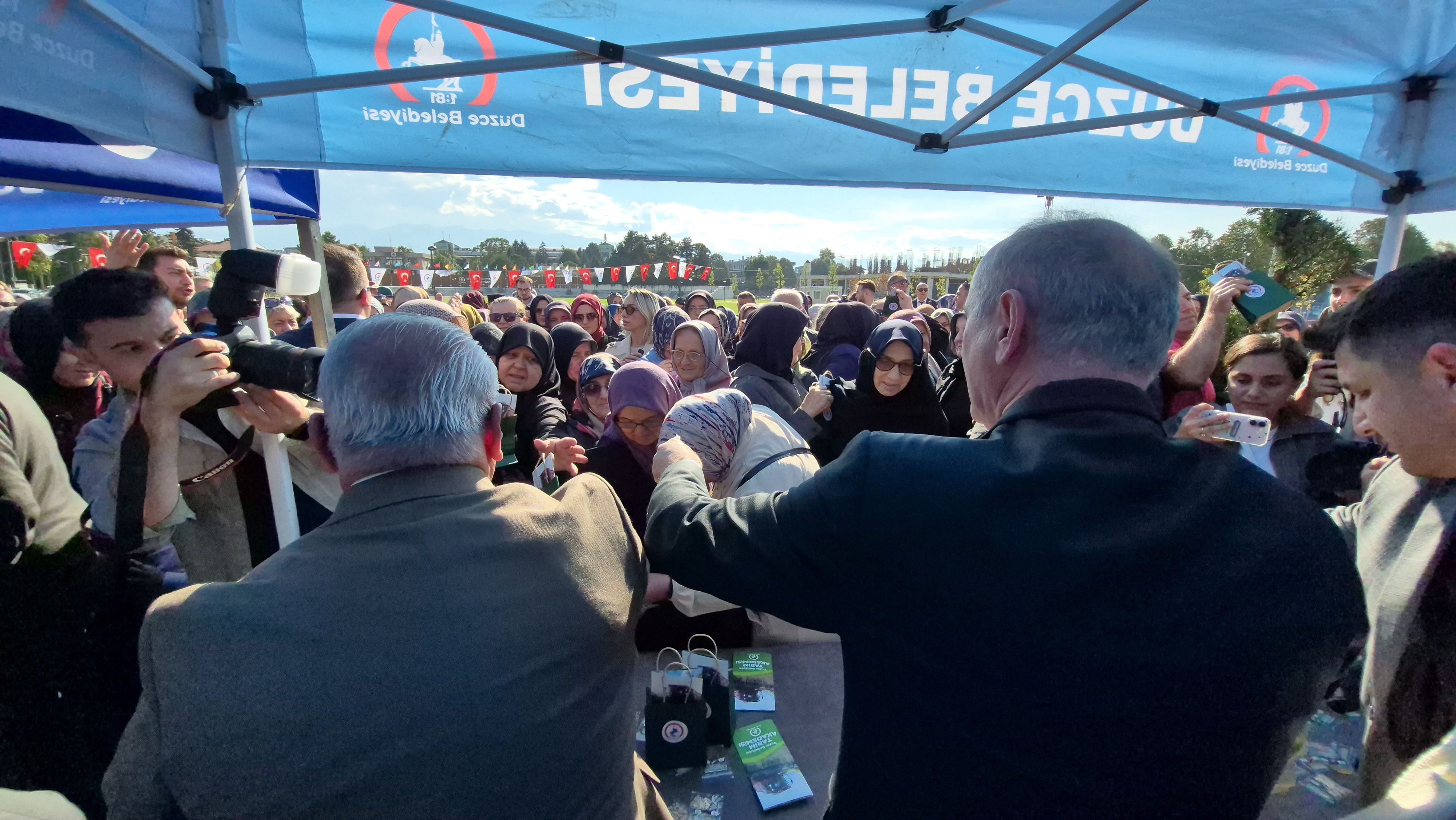 Düzce Belediyesi, Tarım Akademisi'nde Yetiştirilen 16 Bin Paket Ata Tohumunu Dağıttı