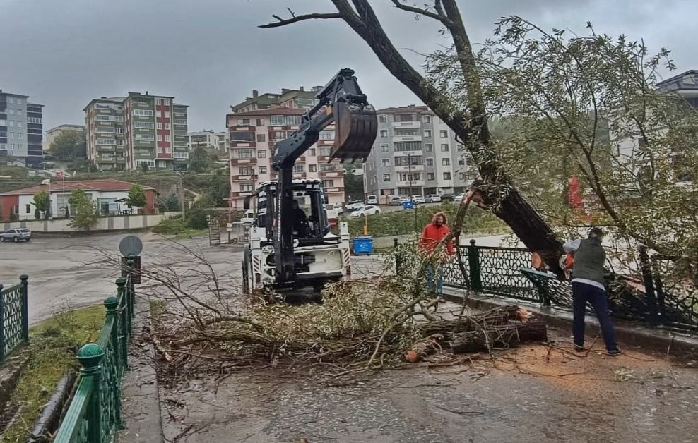 Akçakoca'da Başkan Ünal'dan Zorlu Havada Çalışan Ekiplere Teşekkür