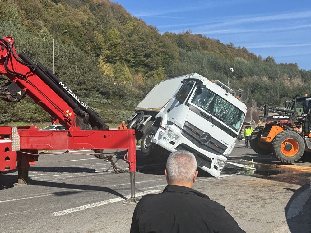 Bolu Dağı Tüneli Girişinde Kamyon Devrildi, Sürücü Yara Almadan Kurtuldu